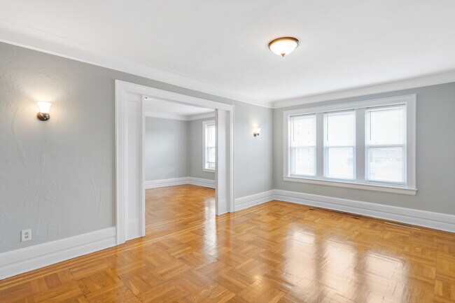 dining room - 21 Trinity Plz