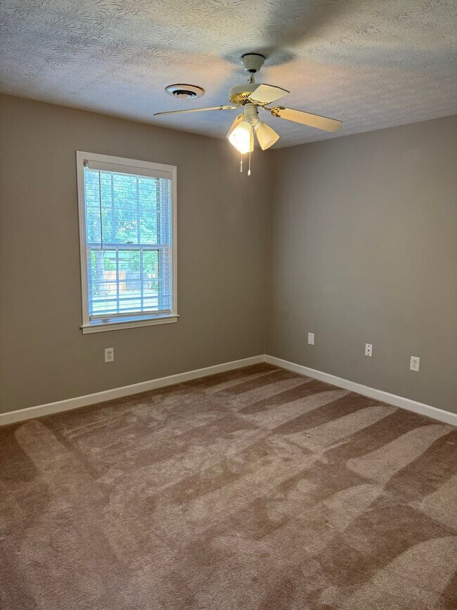 Foto del edificio - 4 Bedroom with fenced in yard!