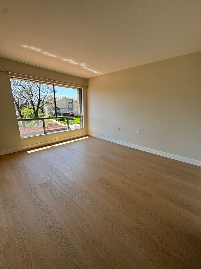 Foto del edificio - Light Filled Top Floor Condo in Premier 55+ Oaknoll Community