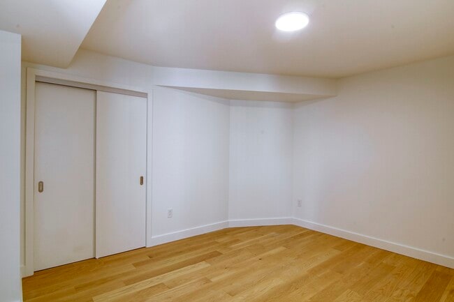 Building Photo - 10 Rosemount