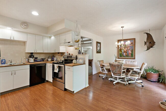 Building Photo - 401 Woodhill Dr