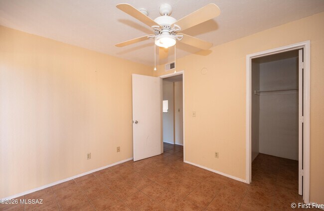 Building Photo - 1810 E Blacklidge Dr
