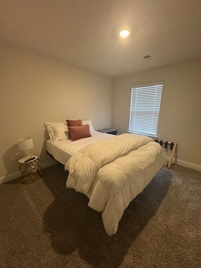 Building Photo - Beautiful newer home with 3 bedrooms, 2.5 ...