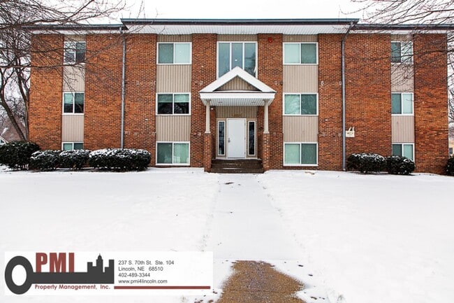 Building Photo - 2 Bedroom and 1 Bathroom Apartment Availab...