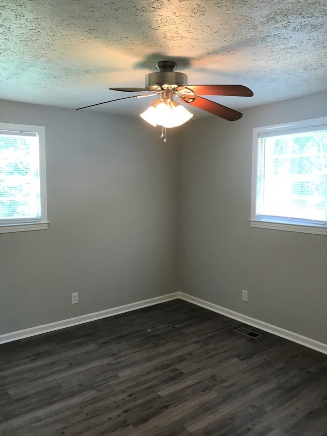 Building Photo - JUST LISTED!