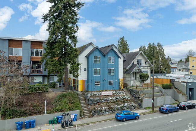 Building Photo - 5612 Roosevelt Way NE