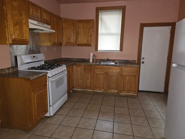 Foto del edificio - 3 bed 1 bath recently updated - private patio