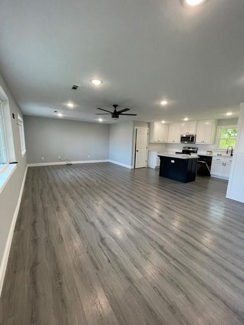 Building Photo - 567 N Davis St