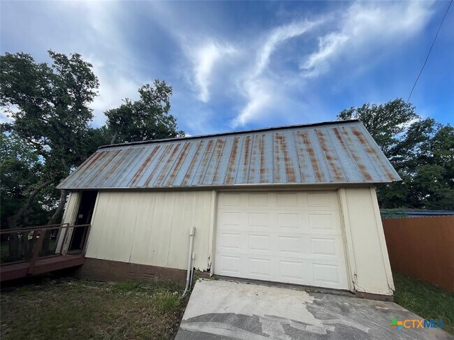 Building Photo - 406 Flintstone Dr