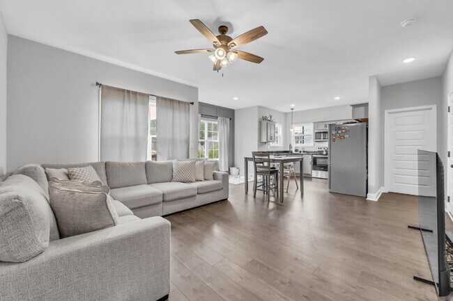 Foto del edificio - Beautiful modern home less than 2 years old
