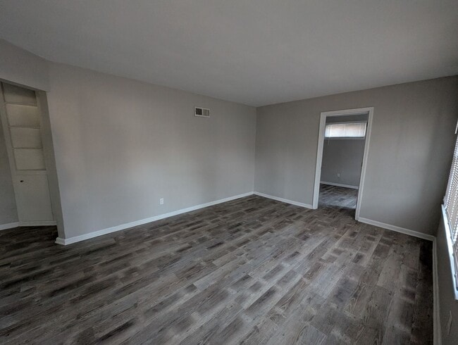 Building Photo - Lovely on Lorna