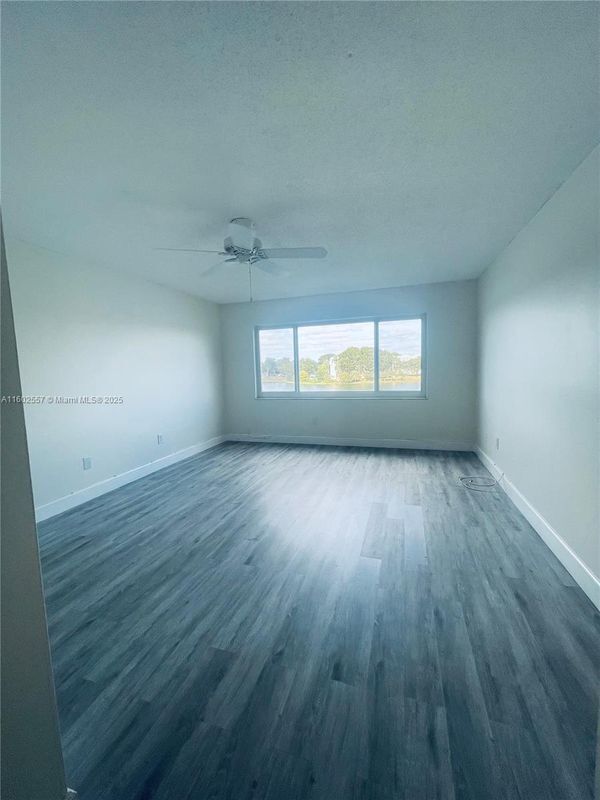 Foto del edificio - 873 NE 195th St