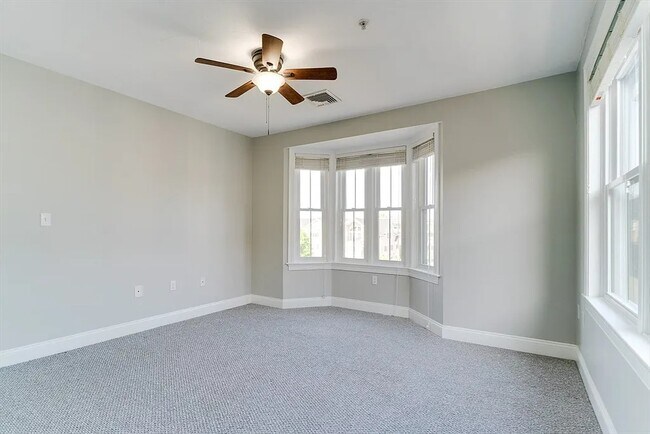 Foto del edificio - 266 N Main St