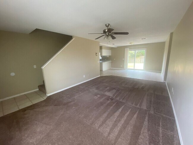 Foto del edificio - Beautiful 2 Story Home, Centrally Located in a Quiet Neighborhood! *1/2 OFF 1st Month's Rent!*