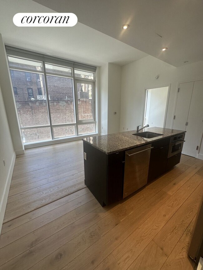 Foto del edificio - 306 W 48th St