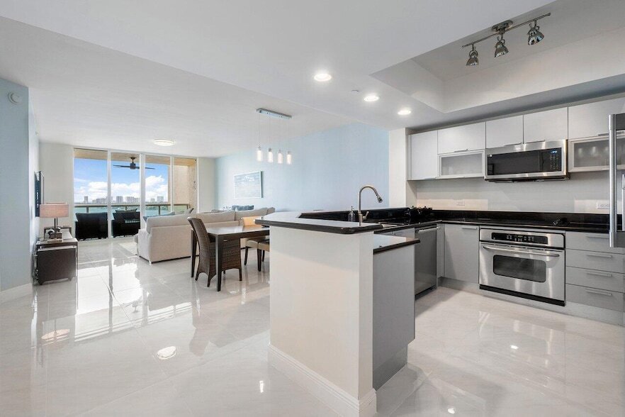 Photo - 2650 LAKE SHORE Dr Unit 1003