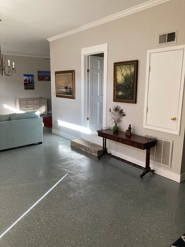 Foyer - 1615 Pomona St