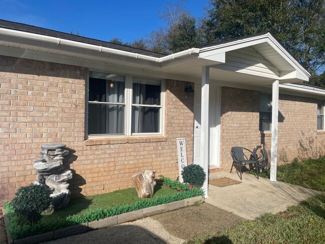 Building Photo - 3 Bedrooms Fully Furnished