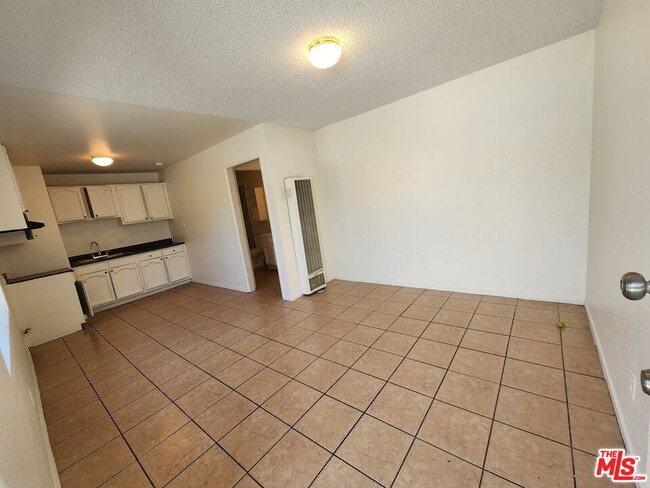 Foto del edificio - 807 E Vernon Ave