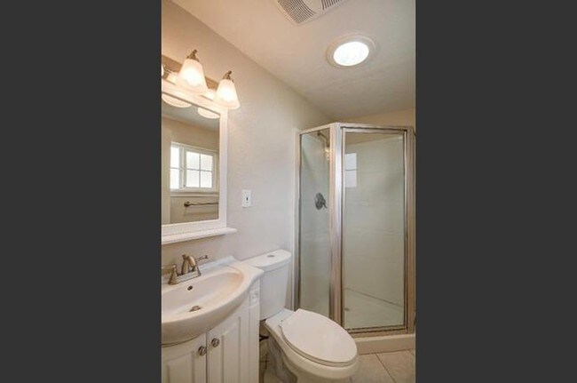 Building Photo - 439 Navajo Dr