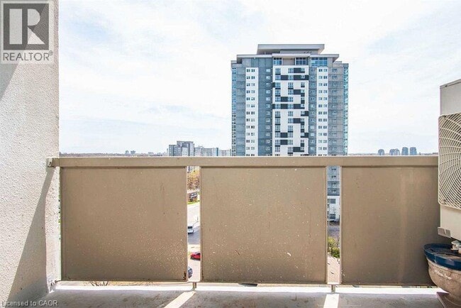 Building Photo - 375 King St N