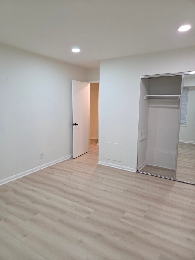 Building Photo - 114 Van Buren Rd Apt # 2
