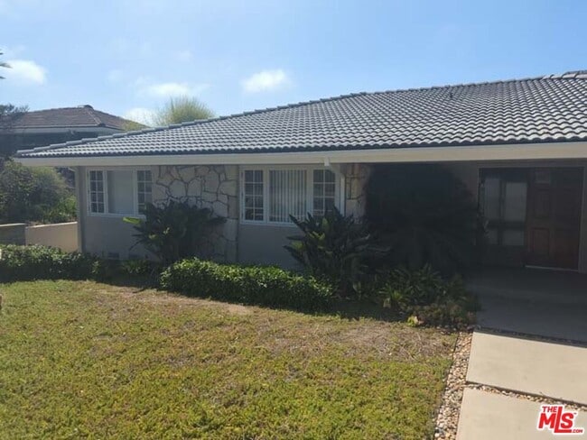 Building Photo - 1156 Las Pulgas Pl