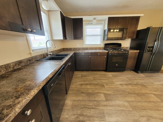 Foto del edificio - 2 Bedroom, 1 Bathroom Home 5 Minutes from ...