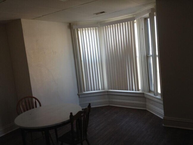 Foto del edificio - Small Affordable Downtown Davenport Studio