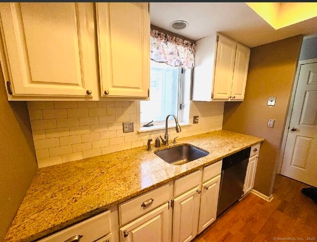 Foto del edificio - 107 Glen Dr