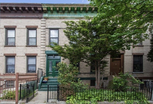 Foto del edificio - 357 E 22nd St