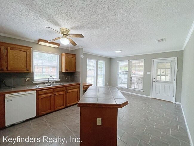 Building Photo - 3 br, 2 bath House - 18063 Autumn Leaves Dr.
