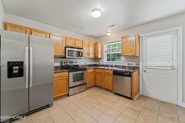 Building Photo - 206 Streamwood Dr