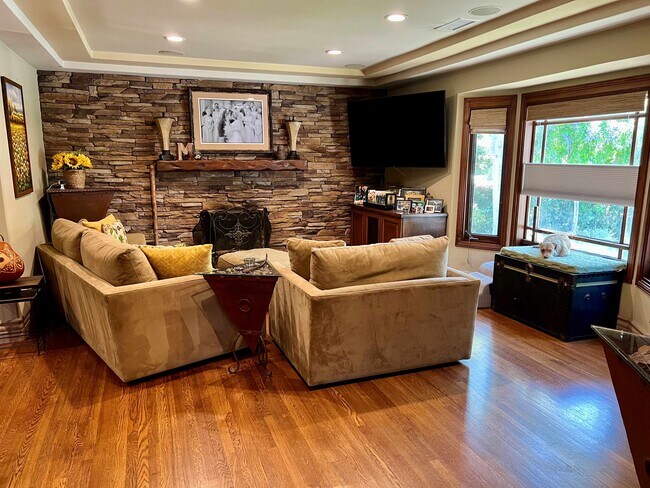 Foto del edificio - 1016 S Euclid Ave