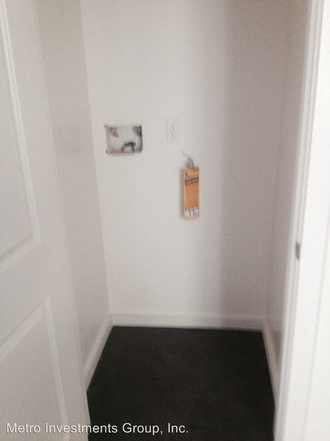 Building Photo - 823 1/2 W 43rd Pl