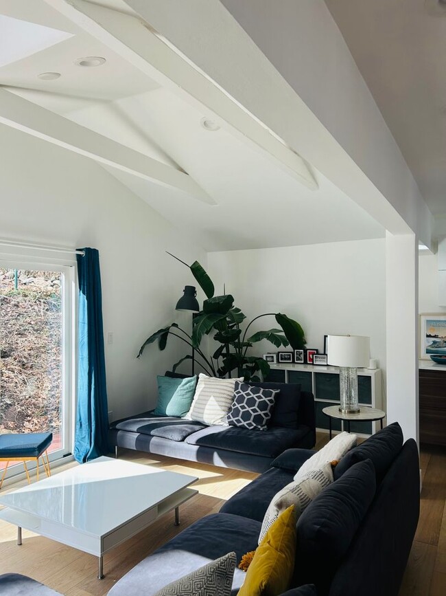 Building Photo - Charming 4 Bedroom