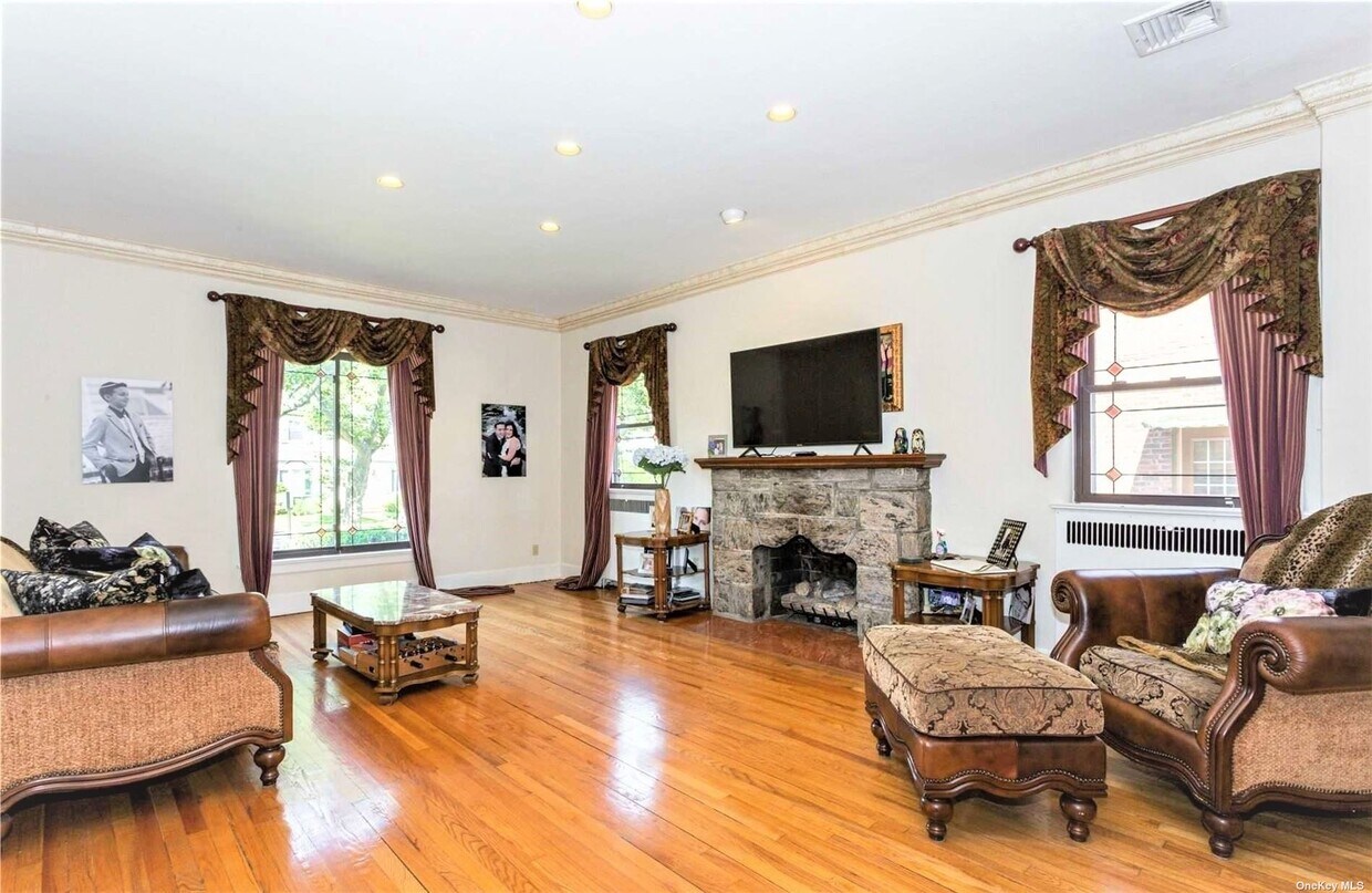 139 Midgely Dr Unit 1, Hewlett, NY 11557 Apartments in Hewlett, NY