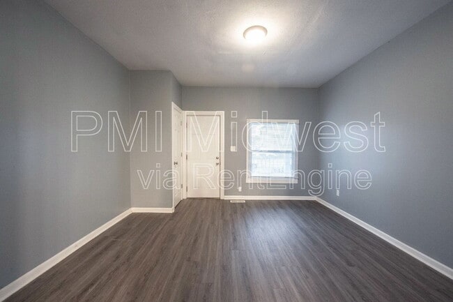 Building Photo - 642 N Parker Ave