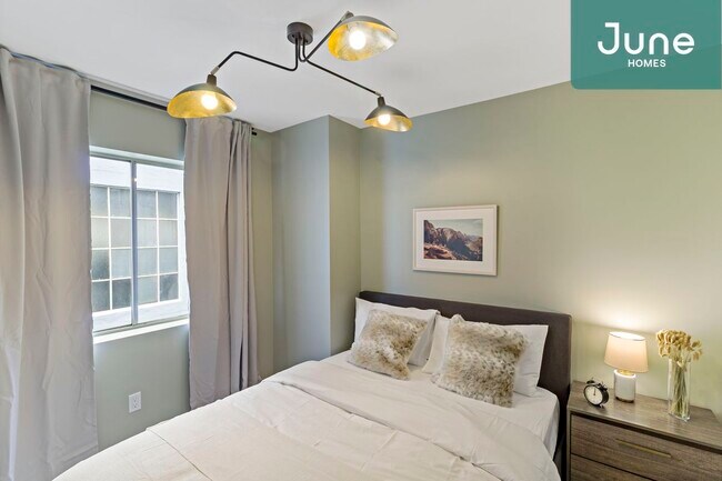 Foto del edificio - ROOM ONLY in 5-bed/3.5-bath Home