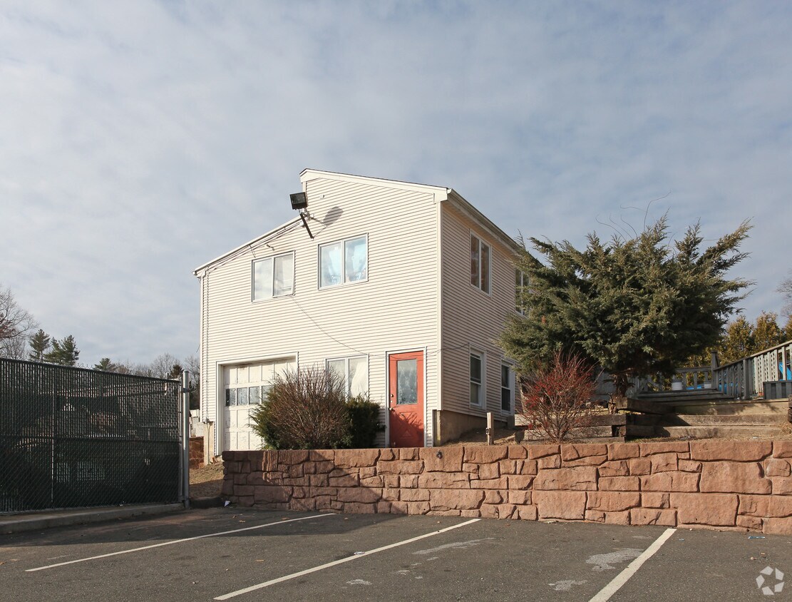 Building Photo - 5 Plank Hill Rd
