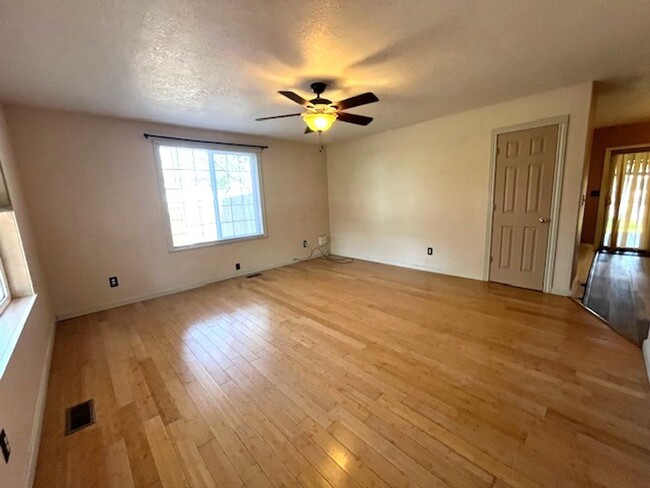 Building Photo - 4-bedroom 2.5 Bath McMinnville OR 97128