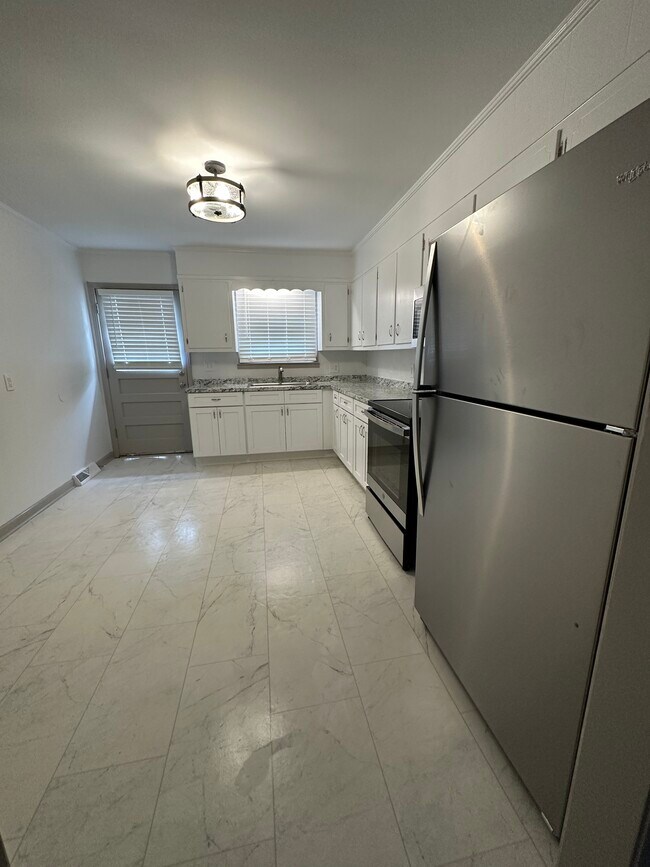 Kitchen - 112 Ten Throw Dr
