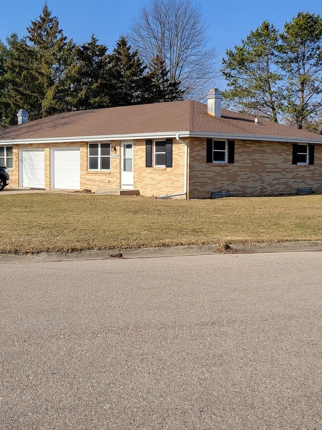 Building Photo - 2239 N Huron Dr