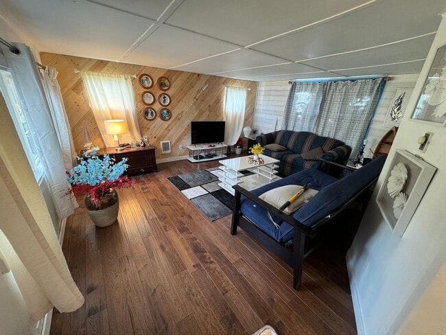 Building Photo - 1 Bedroom / plus sleeping loft, Single Fam...