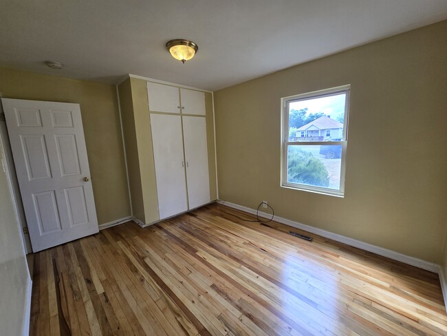 Front bedroom with closet - 2040 Geneva St