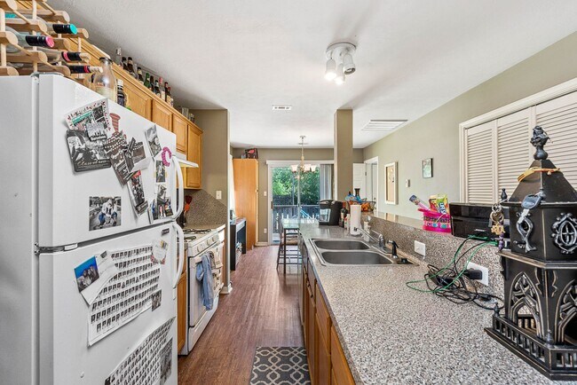 Foto del edificio - SUBLEASE AVAILABLE IMMEDIATELY THROUGH JULY 2026!  Charming 3 Bed, 2 Bath in Central Location!