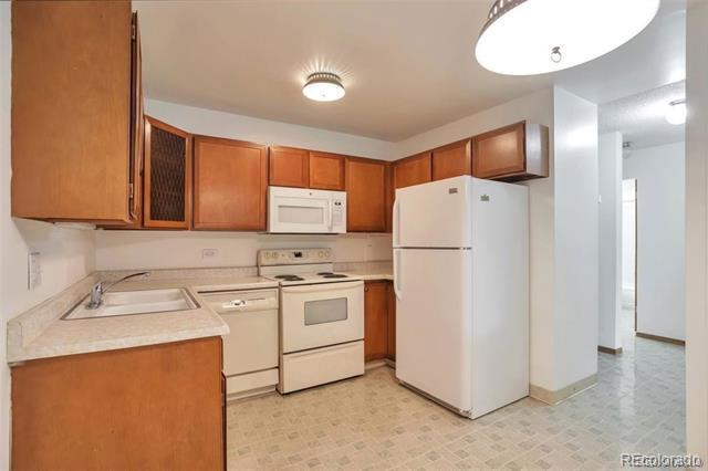 Foto del edificio - 9340 E Center Ave