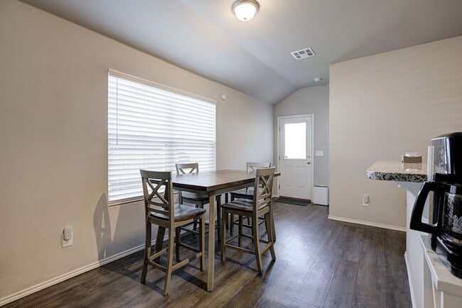 Building Photo - 3 bed 2 bath 2 car garage only two years o...
