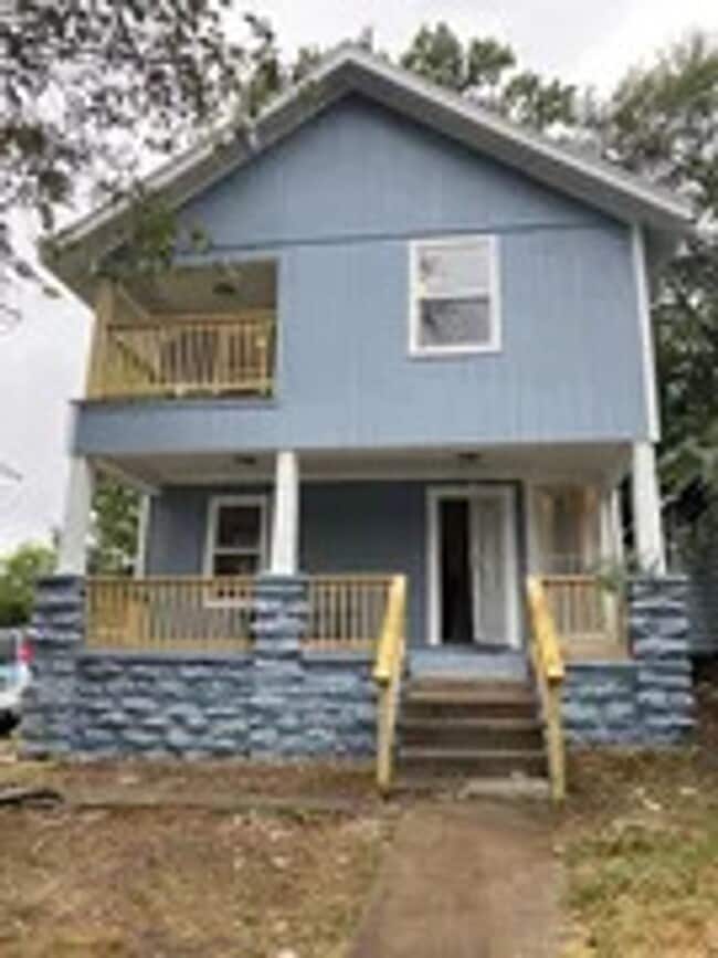 Building Photo - 820 Monroe Ave