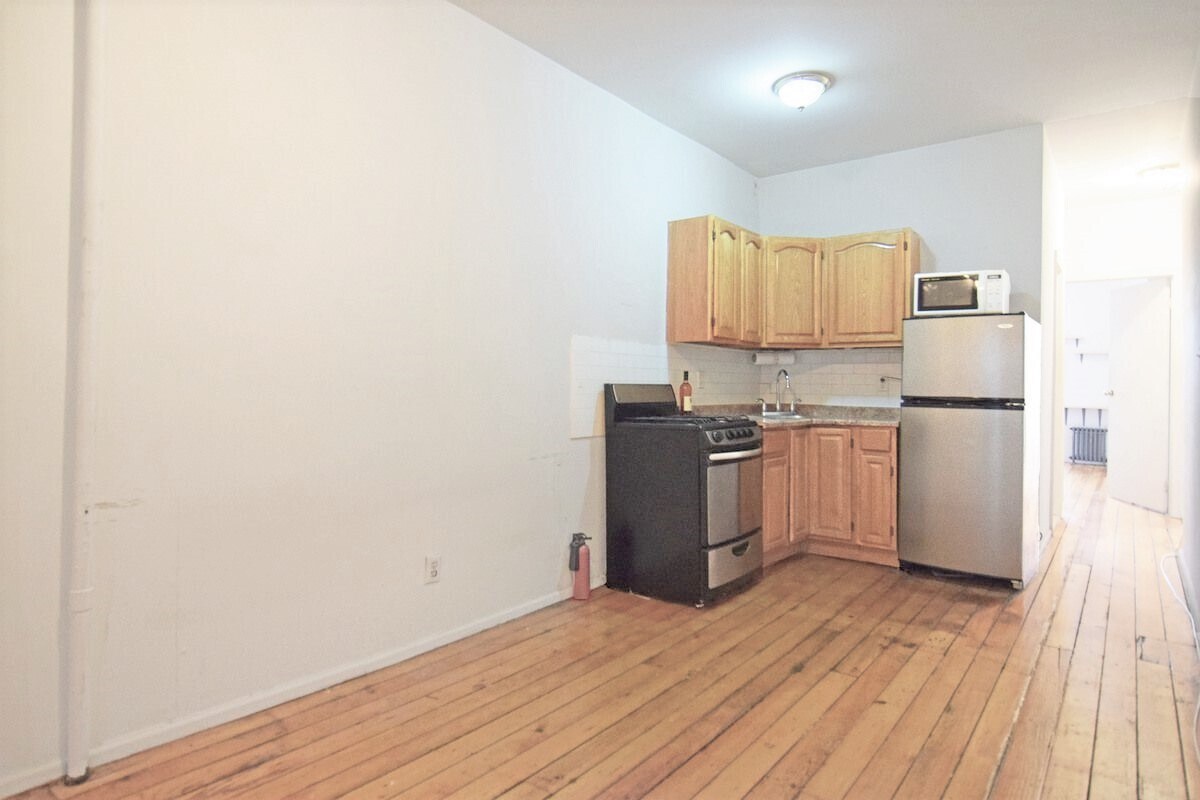 Primary Photo - 394 Manhattan Ave